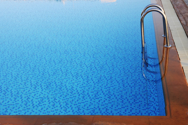 Askeleet uima-altaaseen
 - Valokuva, kuva