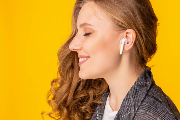 トゥーラ、ロシア - 2019 年 1 月 24 日: 幸せな女音楽を聴くアップル Airpods 無線 . - 写真・画像