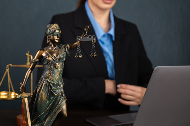 Адвокат ділових жінок, які працюють і нотаріус підписує документи в офісі. консультант адвокат, юстиція та право, адвокат, суддя, концепція
 - Фото, зображення