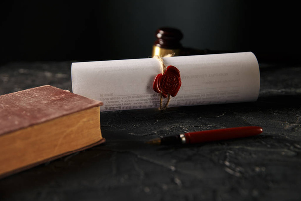 公証人と法律の概念。本でスタンプし、テーブルの上にペン。背後に木製のガベル. - 写真・画像