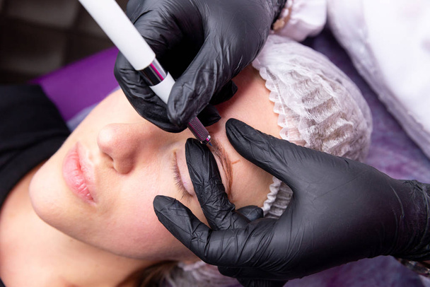 Procedimientos cosméticos para el tratamiento de cejas. Microblading en el salón de belleza. Cosmetología profesional. El proceso de aplicación del pigmento - Foto, Imagen