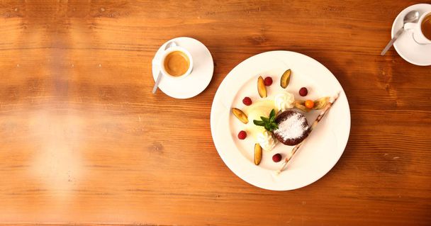 plato de postre con café sobre mesa de madera
 - Foto, Imagen