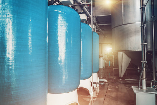 Usine d'eau potable ou production d'usine, intérieur industriel. Réservoirs métalliques pour filtrer l'eau
 - Photo, image