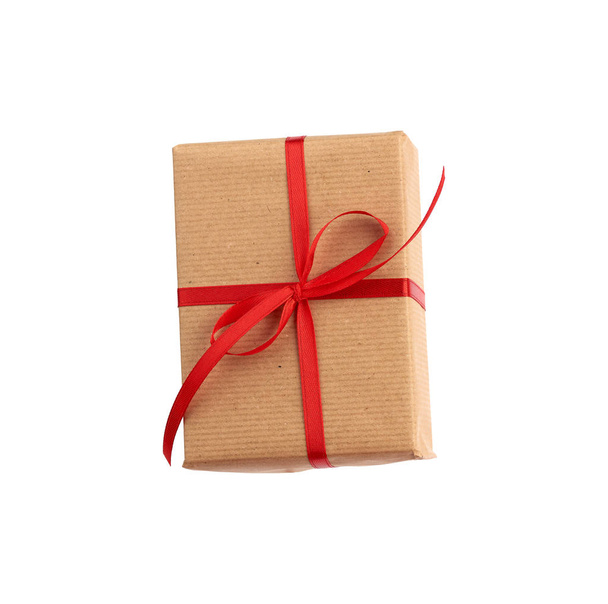 caja rectangular envuelta en papel marrón y atada con un lazo rojo
, - Foto, Imagen