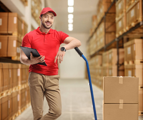 Dodávka mužského pracovníka s kartónovými krabicemi na ruce truck  - Fotografie, Obrázek