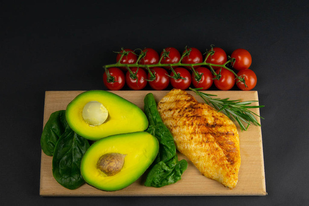 Concepto de dieta cetogénica. Un conjunto de productos de la dieta baja en carbohidratos keto. Verduras verdes, nueces, filete de pollo, semillas de lino
 - Foto, Imagen
