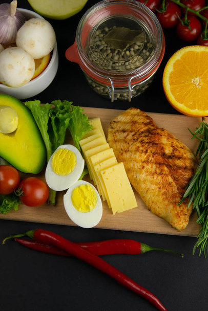 Ketogeen dieetconcept. Een set producten van het low carb keto dieet. Groene groenten, noten, kipfilet, lijnzaad - Foto, afbeelding