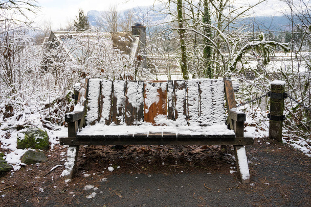 Lumen peittämä penkki
 - Valokuva, kuva
