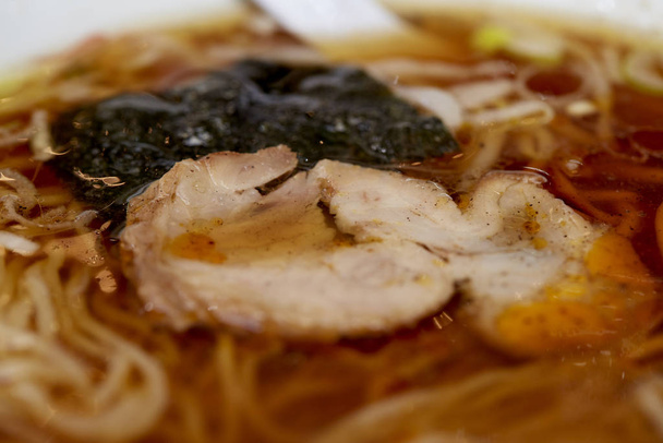 ιαπωνικά ράμεν νουντλ στυλ τροφίμων στο τραπέζι - Φωτογραφία, εικόνα