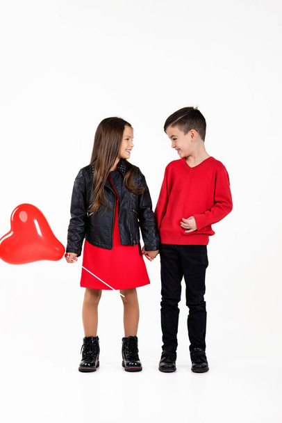 Happy kids with red heart balloon - Фото, зображення