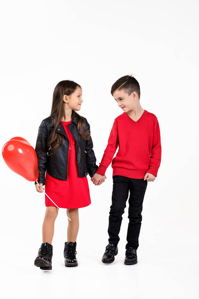 Happy kids with red heart balloon - Zdjęcie, obraz