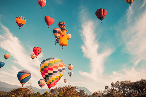 Balony na ogrzane powietrze w vintage odcieniu koloru. Festiwal balonów w Chiangrai Tajlandia.  - Zdjęcie, obraz