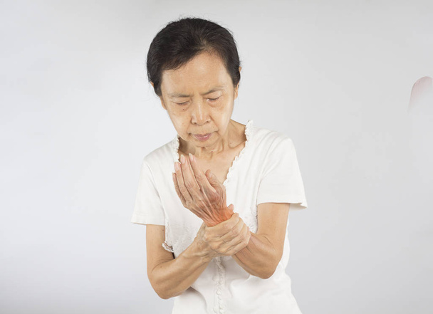 ηλικιωμένη Ασιάτισσα νιώθει τραυματισμό στον καρπό - Φωτογραφία, εικόνα