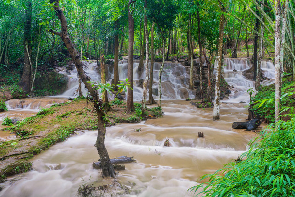 Vízesés jelenet Pha Tad Vízesések esőerdőben a Khue - Fotó, kép