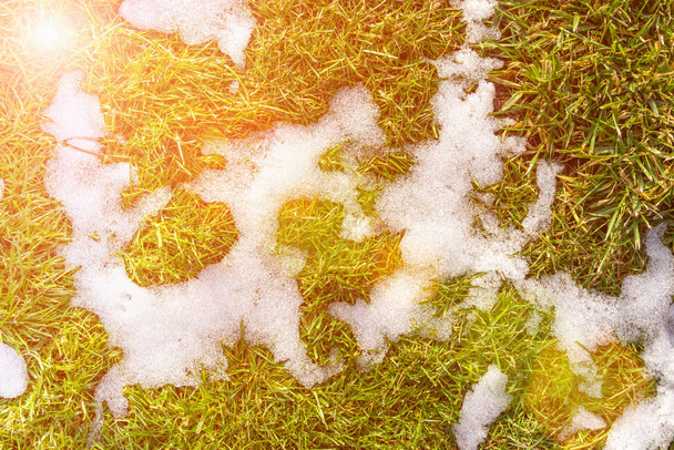 Blanc fond texture de neige sur gazon vert au soleil. Co
 - Photo, image