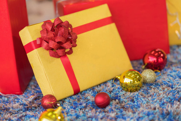 Luxusní silvestrovská dárková krabice a vánoční dárek zabalený s mašlí - Fotografie, Obrázek