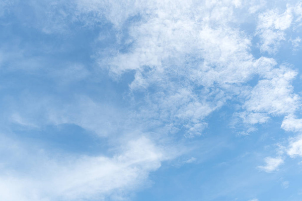 σαφές μπλε φόντο του ουρανού, σύννεφα με φόντο. - Φωτογραφία, εικόνα