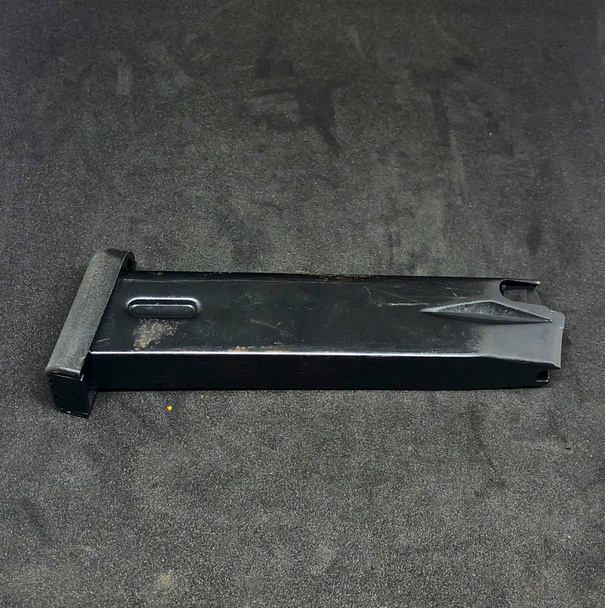 Pistola de varios patrones, fondo negro
 - Foto, imagen