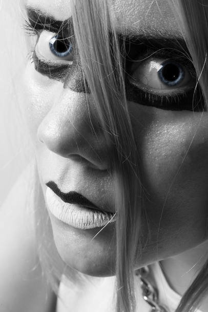 młoda kobieta w pół profil o niebieskich oczach - Zdjęcie, obraz