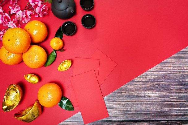 Chinesisches Neujahr mit rotem Umschlag Orange und chinesische Teekanne, Übersetzung des Textes erscheinen in Bild: Wohlstand, reich und gesund - Foto, Bild