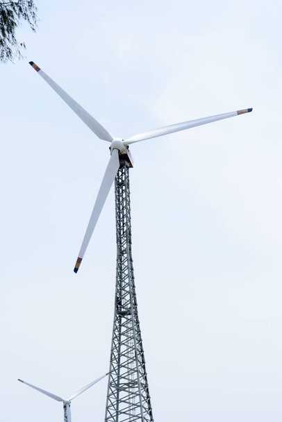 Daha uzun hibrid kule kafes rüzgâr türbini yapımı rulo çelik (boru segmentli) karanın 200 feet üstüne 100 metre çaplı pervaneyle kurulur. Yenilenebilir enerji kaynaklarında yaygın olarak kullanılan rüzgar türbinleri.  - Fotoğraf, Görsel