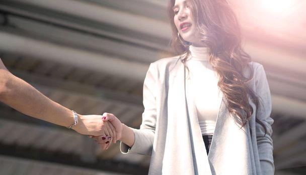 Femme d'affaires moderne serrant la main avec son partenaire  - Photo, image