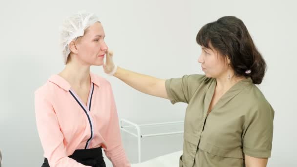 thérapeute en gants stériles examine patient clinique de beauté
 - Séquence, vidéo
