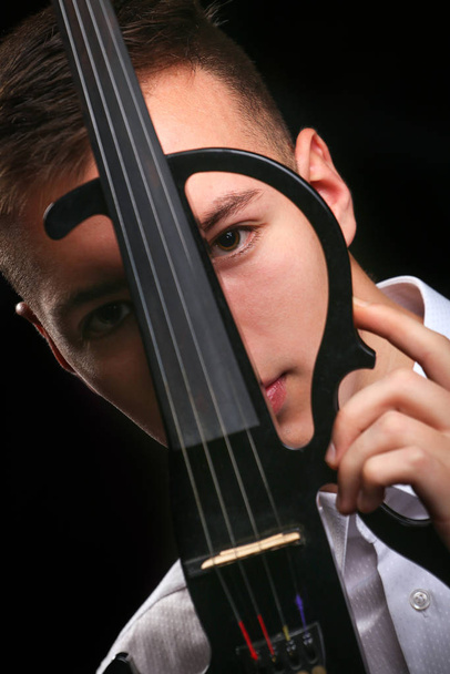 Young men playing the violin - Fotografie, Obrázek