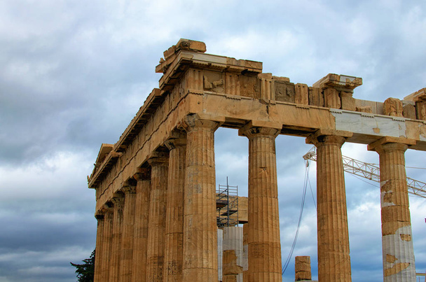 曇りの空に対してパルテノン神殿の有名な古代ギリシャの寺院の遺跡のクローズアップビュー。ヨーロッパで有名な観光地や旅行先。アクロポリス,アテネ,ギリシャ - 写真・画像