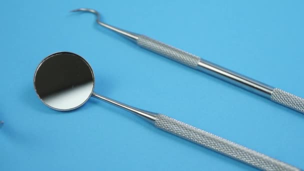 Narzędzia dentystyczne Instrumenty: Lustro ustne, eksplorator zębów lub sonda sierpowata, kleszcze - Materiał filmowy, wideo