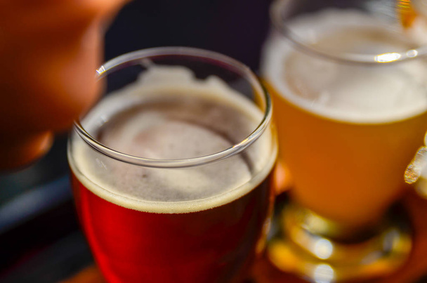Degustazione di birra artigianale: cinque bicchieri con birre di diversi colori
  - Foto, immagini