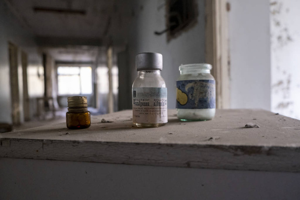 チェルノブイリのプリピャートは、テーブルの上に放棄された薬や薬を放棄 - 写真・画像