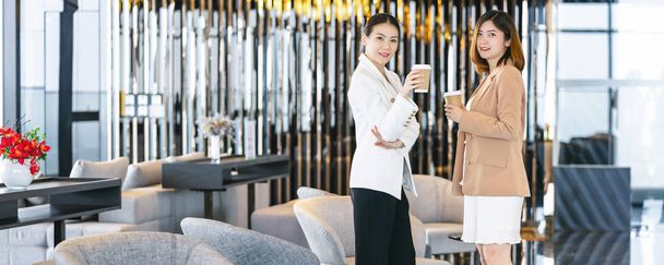 Banner, webové stránky nebo kryt šablony dvou asijských podnikatelek mluvení během přestávky na kávu v moderní kanceláři nebo pracovní prostor, přestávka na kávu, relaxaci a mluvení, podnikání a lidé partnerství koncept - Fotografie, Obrázek