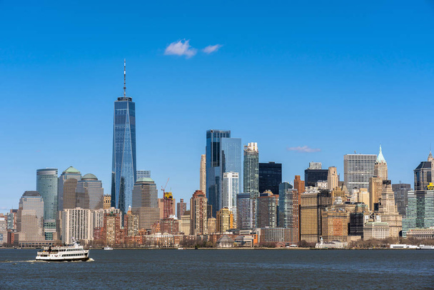 Scéna v New Yorku na řece panoráma kde je nižší Manhattan, architektura a budova s turistickým konceptem - Fotografie, Obrázek