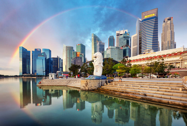 Сінгапур - 11 жовтня: Сінгапур - Мерліон фонтан з дощовиком. - Фото, зображення