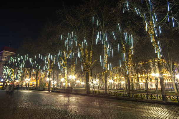 Illumination festive dans la ville nocturne
 - Photo, image