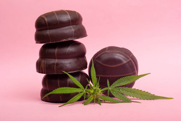 czekoladowe pianki z zawartością Thc na różowym tle. marihuana żywności, rekreacyjne miękkie leki - Zdjęcie, obraz
