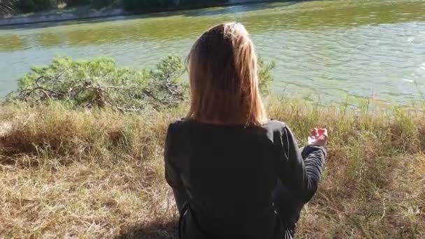 girl meditating on the beach - Footage, Video