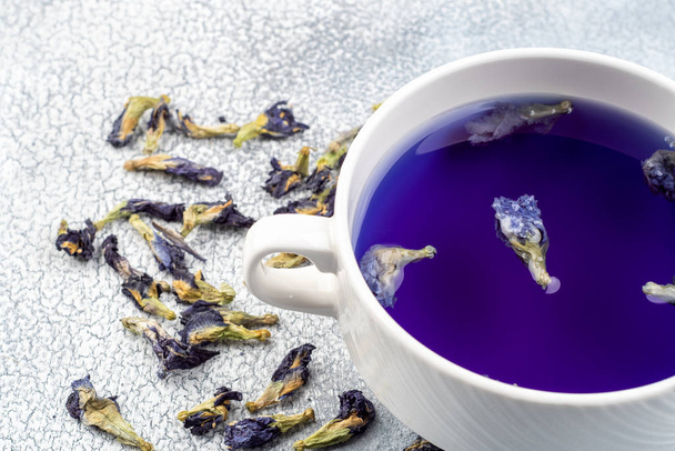 Borboleta flor de ervilha chá azul. Bebida de ervas de desintoxicação saudável
 - Foto, Imagem