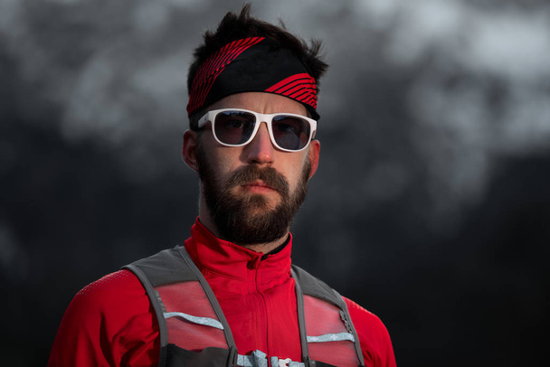Retrato de hombre deportivo con barba y gafas
 - Foto, Imagen