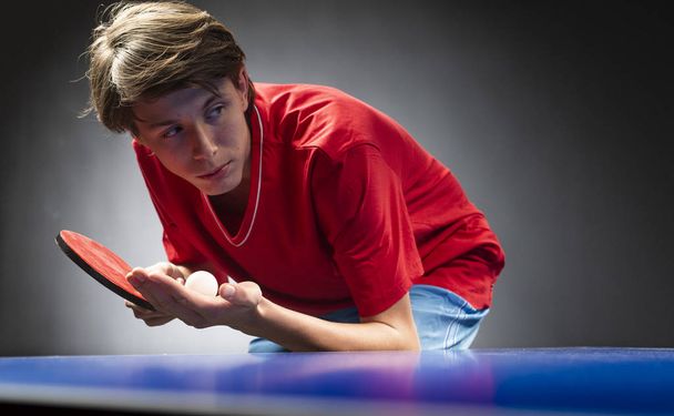 egy fiú tenisszel (asztalitenisz) - Fotó, kép