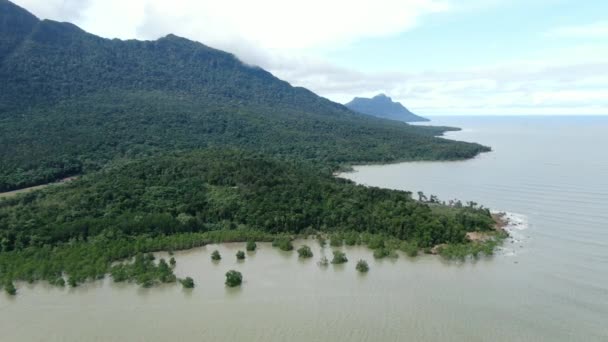 Santubong, Sarawak / Malajsie - 6. ledna 2020: Scénický Santubong Village, pláže a pobřežní pohled na oblast Santubong, Sarawak stát Borneo; s mocným Mount Santubong jako pozadí - Záběry, video