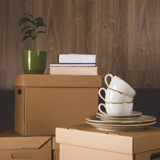 Cajas de artesanía para recoger cosas y mudarse a otro apartamento. Nuevo concepto de vivienda y reubicación
. - Foto, Imagen