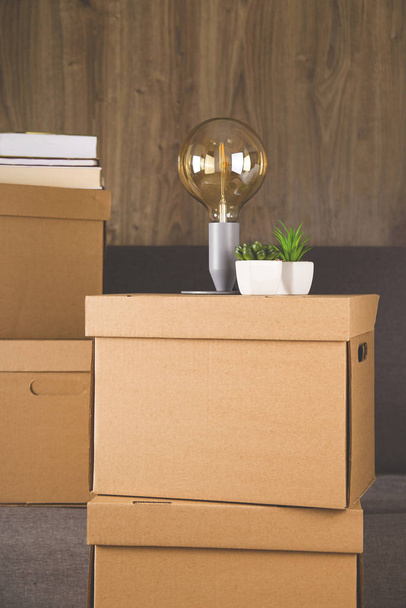 Craft boxes for collecting things and moving to another apartment. New housing and relocation concept. - Foto, imagen