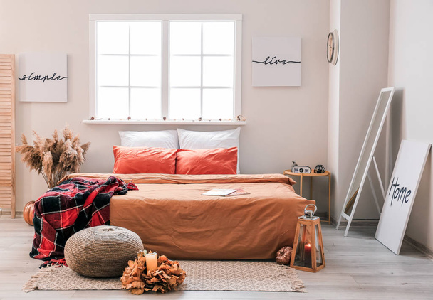 Stylový interiér pokoje s velkou pohodlnou postelí a podzimní výzdobou - Fotografie, Obrázek