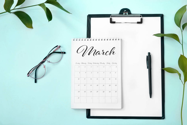 Calendar with clipboard and eyeglasses on color background - Photo, Image