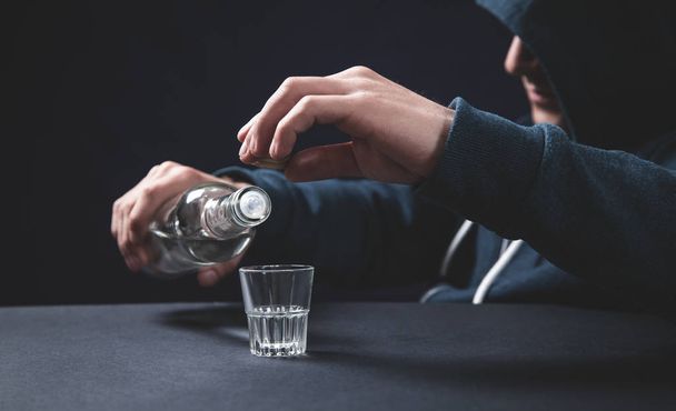 Kaukasischer Alkoholiker mit Wodka. - Foto, Bild
