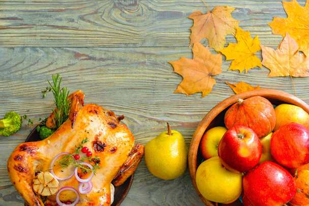 Composición con pavo al horno para el día de Acción de Gracias en la mesa
 - Foto, imagen