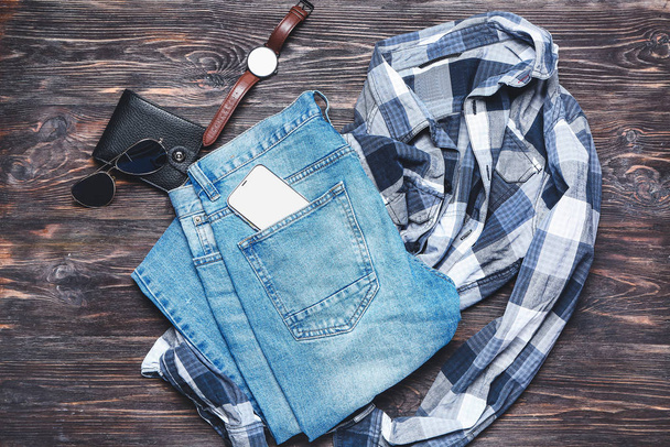 Комплект мужской одежды и аксессуаров на деревянном фоне
 - Фото, изображение