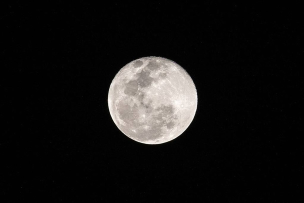 Paesaggio affascinante della luna piena nel magico cielo notturno
 - Foto, immagini